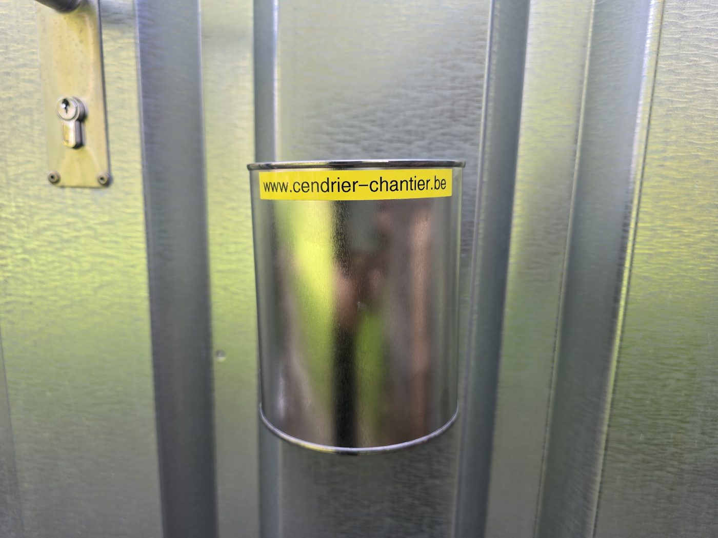 Cendrier-chantier op een werfcontainer